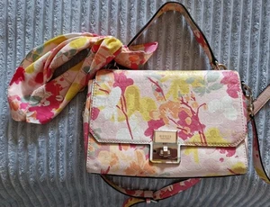 GUESS Umhängetasche Shannon Floral Multi mit Halstuch. - Bild 1 von 14