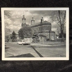 Foto vintage in bianco e nero anni 60 Ford Galaxie parcheggiata nella chiesa di mattoni Twin Guglie scena urbana - Foto 1 di 7
