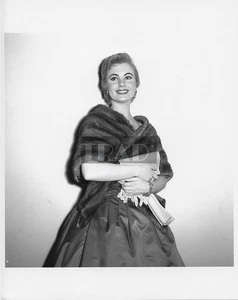 SHIRLEY JONES in Fur 8x10 CANDID PHOTO Very Rare - Picture 1 of 1