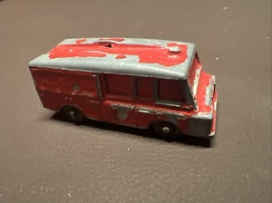VINTAGE MATCHBOX SERIES NO.57, LAND ROVER FIRE TRUCK MADE IN ENGLAND BY LESNEY - Picture 1 of 3