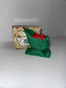 Vintage Neu im Karton Weihnachten grün Weihnachtsschlitten rot Geschenke Schlitten Kerze Bayberry Duft von Avon - Bild 1 von 4