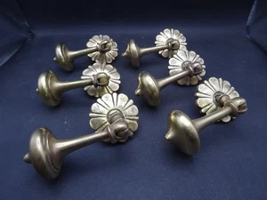 6 manijas de cajón de latón lágrima recuperadas de los años 40 (6 cm de caída) con placa posterior floral - Imagen 1 de 13