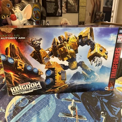Hasbro Transformers Generations War for Cybertron: Kingdom Titan WFC-K30 Autobot - Image 1 of 4