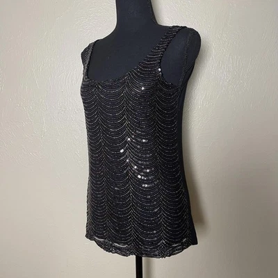 Camiseta sin mangas Charlotte Russe dañada negra hilo arco iris lentejuelas - mediana  Foto 1 de 4