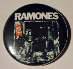 1x Ramones Button Punk Punkrock Blitzkrieg Bop 77 Hey Ho Lets go - Picture 1 of 2