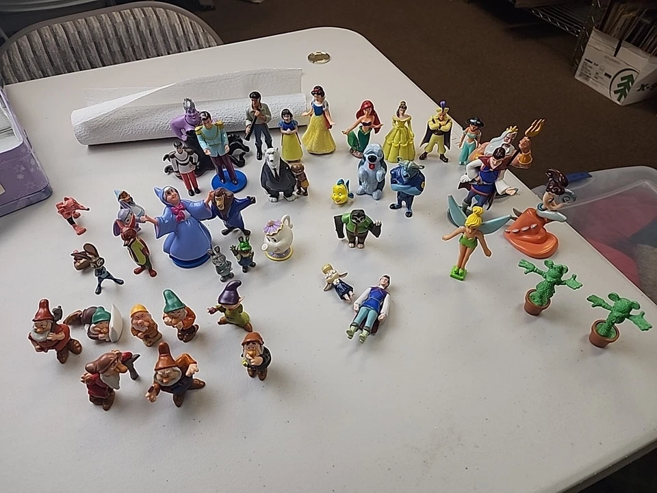 Lote de 40+ Varias Figuras Disney Miniatura Juguete Princesas Zootopia Etc Foto 1 de 4