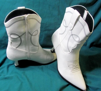 Universal Thread Women's Size 6 Jenson Fun Western Louis Heel White Ankle Boots - Image 1 of 4