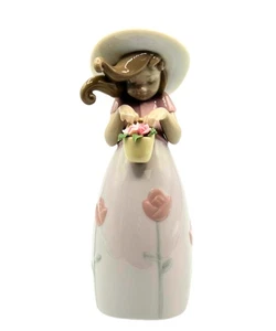 Lladro 8042, Little Rose (Girl holding Rose Basket) - Picture 1 of 2