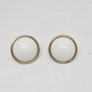 Pendientes de clip SARAH COV firmados de colección, 1977 ANYTHING GOES cúpula de acrílico blanco - Imagen 1 de 3