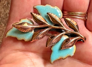 Gorgeous VINTAGE Matisse Turquoise Enamel Copper Dimensional Leaf Pin 2 1/8" - Picture 1 of 5