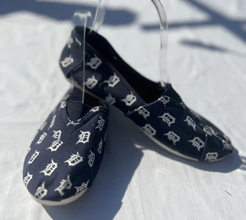 MLB Baseball Detroit Tigers Womens Slip On Canvas Shoes  Med Cover