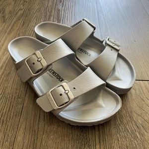 Sandalias Birkenstock Arizona Essentials EVA plateadas para mujer talla 36 EE. UU. 5-5,5 - Imagen 1 de 6