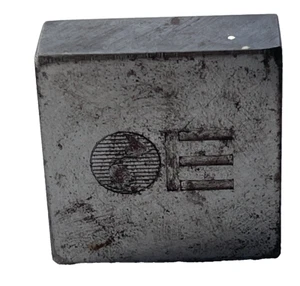 Troquel de acero con sello con logotipo de empresa vintage con tierra y letra E 1,25" - Imagen 1 de 6