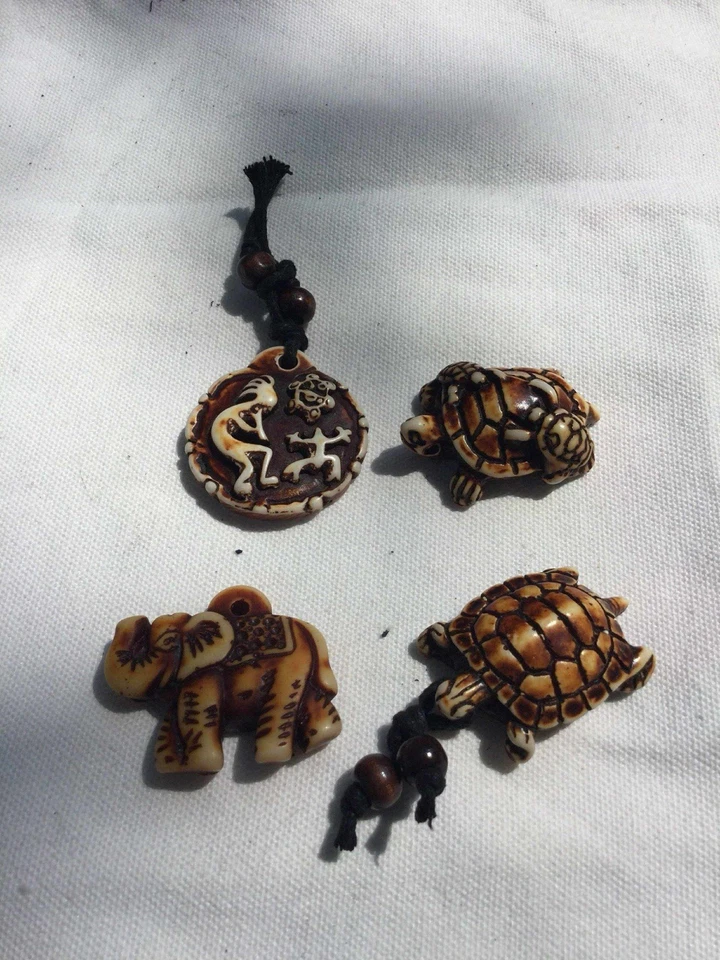 Juego de 4 colgantes de hueso de yak tortugas y amuleto Foto 1 de 1