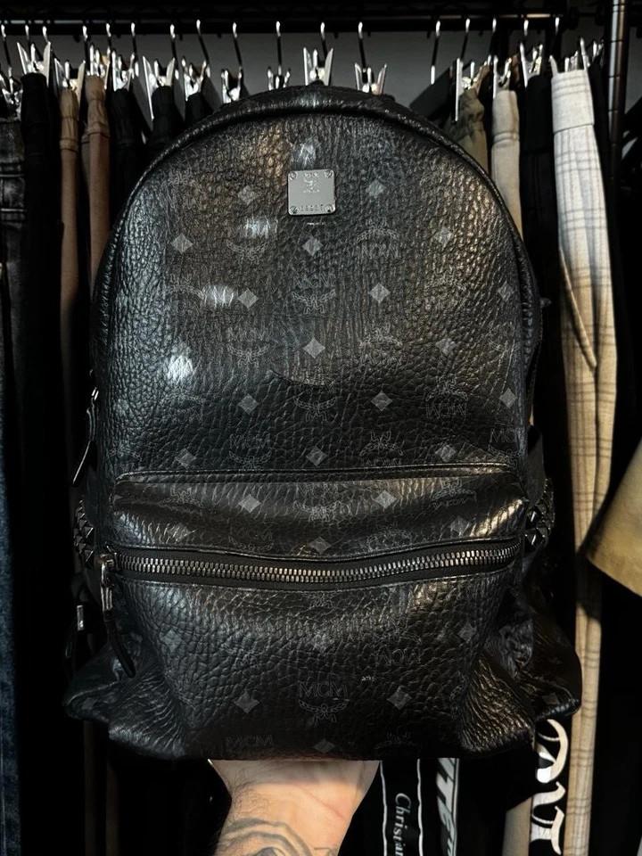 Mochila MCM Negra Visetos Lona Recubierta Pequeña Fuerte Tachonada  Foto 1 de 4