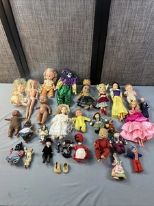 Antica collezione di bambole vintage, 26 bambole in totale, varie misure e materiali - Foto 1 di 21
