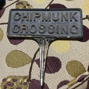 Vintage "Chipmunk Crossing" - 1-seitiges Gartenschild aus Gusseisen - Bild 1 von 4