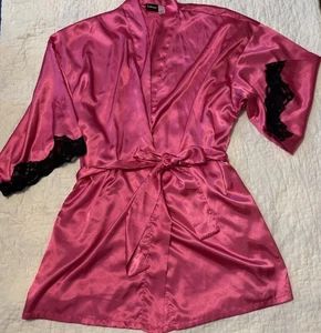 Fredericks of Hollywood XXLarge Hot Pink Bademantel für Damen mit schwarzem Spitzenbesatz - Bild 1 von 4