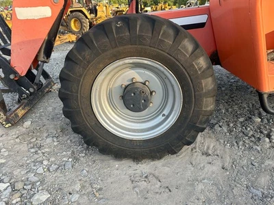 Neumático y llanta Skytrak 6042 izquierda/conductor - usados Foto 1 de 4