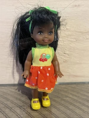 Tamika Lil Amigos de Kelly Bebé hermana de Barbie Picnic 1998 Mattel Negro África Foto 1 de 3