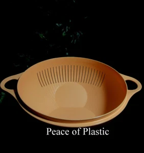Tupperware New Thatsa Colander 3 1/2 quarto inclinato ~ arancione - Foto 1 di 3