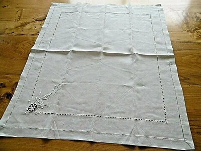 Linge ancien Centre de table en lin avec jours et broderies ( 68 x 51 cms ) - Photo 1/4