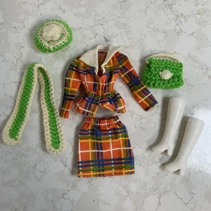 Barbie Mod 1974 Best Buy traje a cuadros Mattel #7815 con juego de ganchillo extra y botas - Imagen 1 de 9