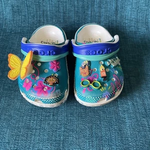Zueco clásico Crocs Encanto Mirabel para niños, estilo # 209879-100, talla C 5 multicolor - Imagen 1 de 13