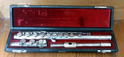 Flauta profesional Yamaha YFL-451 plateada con soporte de música plegable ligero... Foto 1 de 4