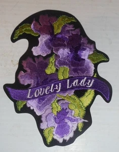 Parche Chaleco Mujer Damas Precioso Dama Jinete Púrpura Flores 6" H x 4-1/2" W-NUEVO - Imagen 1 de 2
