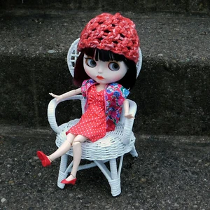 Distressed Red Knitted Beanie for Blythe - Ribbed Brim Loom Knit Doll Hat - Imagen 1 de 2
