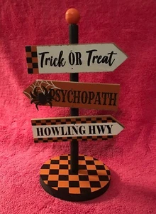 Halloween Tabletop Wooden Directional Sign Over 1 Foot Tall! NEW in Box! - Imagen 1 de 4