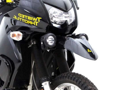 Soporte de montaje de luz auxiliar Denali para Kawasaki KLR650 ('08-'18) Foto 1 de 4
