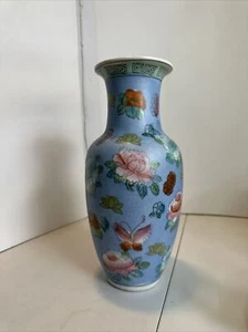 "Florero chino vintage de porcelana pintado a mano azul floral mariposas 10"" mate" - Imagen 1 de 14