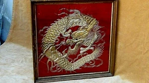 ANTIGUO DRAGÓN BORDADO HILO DE ORO RELIEVE CHINO 19c sobre panel de seda rojo enmarcado - Imagen 1 de 10