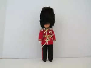 Muñeca Munster De Colección ~ Guardia del Palacio Británico ~ Oficial y Colores ~ Ojos Somnolientos - Imagen 1 de 4