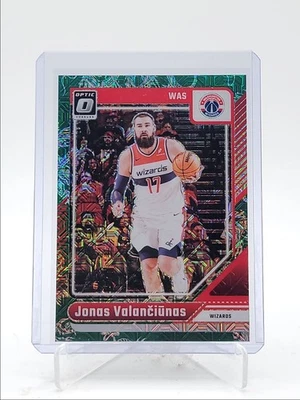 JONAS VALANCIUNAS 2024-25 DONRUSS OPTIC CHOICE DRAGON PRIZM WIZARDS Q4427 - Image 1 of 2