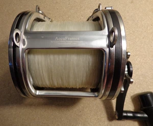 Carrete de pesca Penn Senator 9/0 115L con mango de tiburón AccuFrame plateado preciso - Imagen 1 de 10