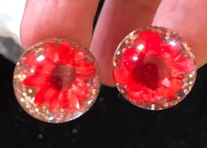 Orecchini vintage 5/8", clip on, sfere trasparenti con fiore rosso incorporato - Foto 1 di 2