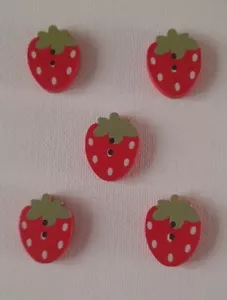 5 LOVELY LARGE RED STRAWBERRY SHAPED NOVELTY 2 HOLED WOODEN BUTTONS 22mm x 15mm - Picture 1 of 5