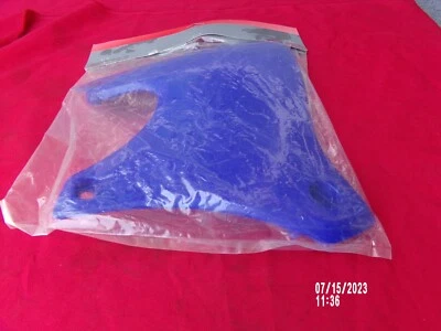 YAMAHA WR250F WR426F YZ250F RIGHT RADIATOR SHROUD COVER BLUE OEM NEW NOS Foto 1 de 3