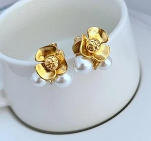 New! Tory Pearl & Flower Gold Earrings with Jewelry Pouch Size:2.2*0.8cm - Picture 1 of 4