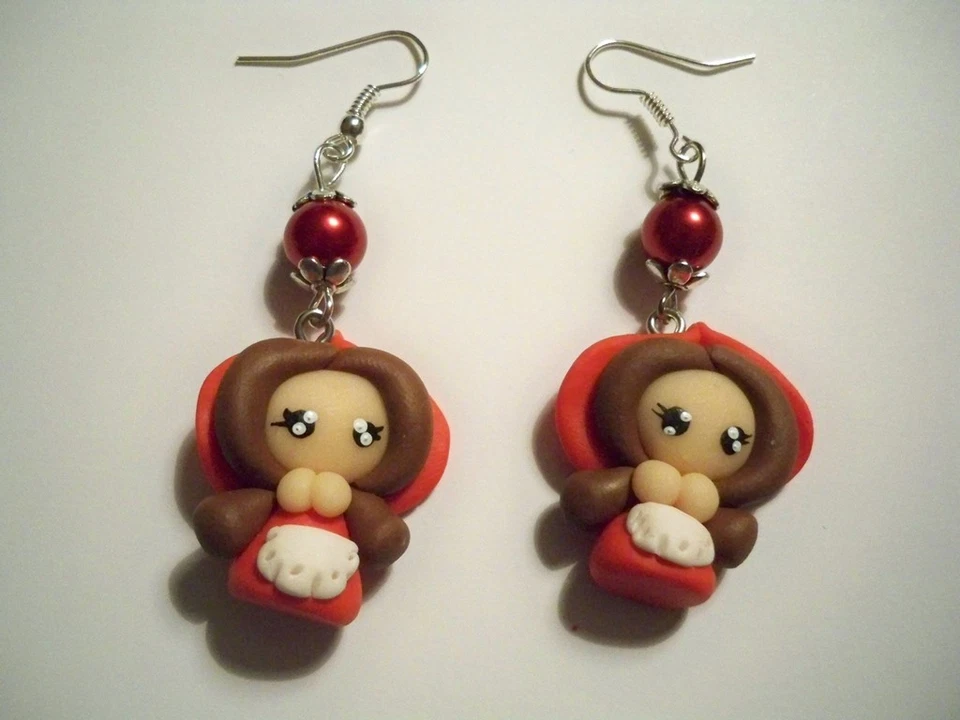 ORECCHINI PENDENTE CIONDOLO IN FIMO FATTO A MANO CAPPUCCETTO ROSSO - Immagine 1 di 1