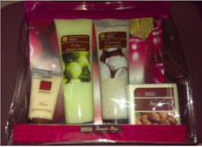 MARKS AND SPENCER BEAUTY BAG BATH SET