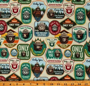 Estampado de tela crema Cotton Smokey The Bear Ranger Words por yarda D787.13 - Imagen 1 de 1