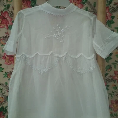 tenue de bapteme ancienne, tulle brodé et dentelle, avec sa sous robe. cérémonie - Photo 1/4