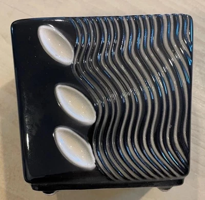 Plantadeira de cerâmica preta com padrão de onda e ponto branco vintage MCM 2,5” X 5” - Imagem 1 de 4