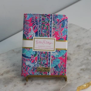 Porta pasaporte de cuero vegano Lilly Pulitzer nuevo con etiquetas, billetera de viaje - Imagen 1 de 5