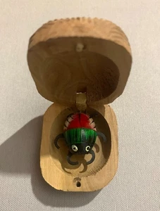 Insecto araña vintage 1980 hecho a mano con patas móviles en una caja de tuercas de madera - Imagen 1 de 7