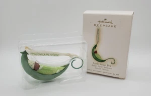 Hallmark Ornament LITTLE SWEET PEA 2009 Baby's First Christmas Brown Skin Peapod - Picture 1 of 9